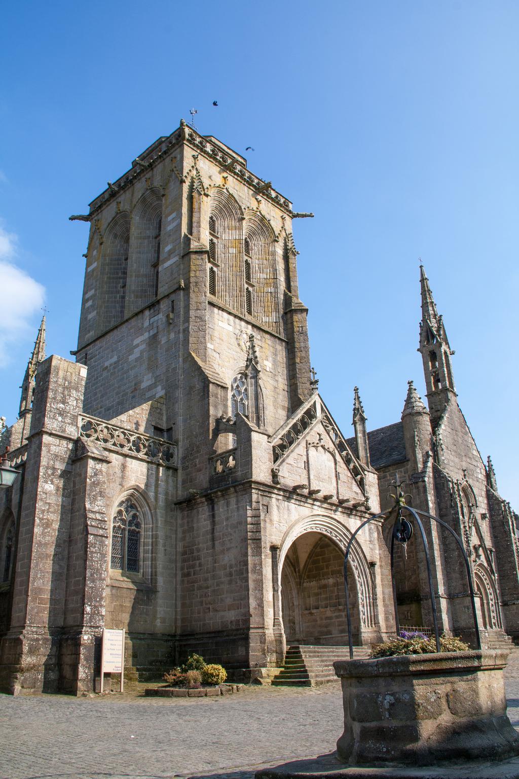 La Iglesia de Saint-Ronan frente al pozo