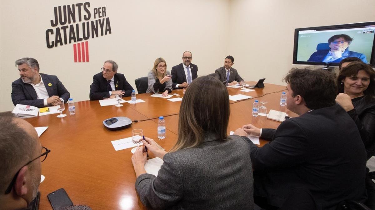 Torra reúne en el Parlament a JxCat, diputados y senadores del PDECat y Puigdemont por videoconferencia.