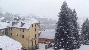 Gran nevada en la localidad de Sallent de Gallego,Pirineos.