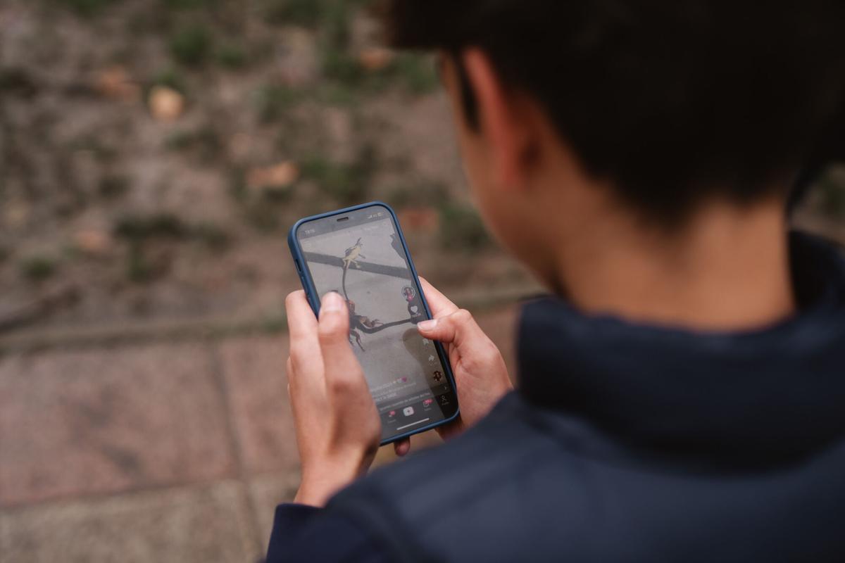 Laura tuvo que cambiar a sus hijos de colegio porque le obligaban a sustituir los libros de texto por una tableta.