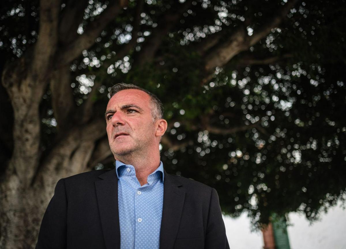 David Ruiz Álvarez (Unión Bagañeta - Coalición Canaria), alcalde de Tazacorte, en una plaza del municipio | | ANDRÉS GUTIÉRREZ