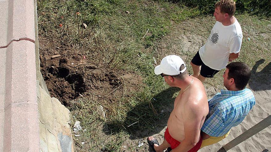 Torremolinos. Muchos curiosos no dudaron en acercarse al lugar donde ocurrió la explosión del artefacto.