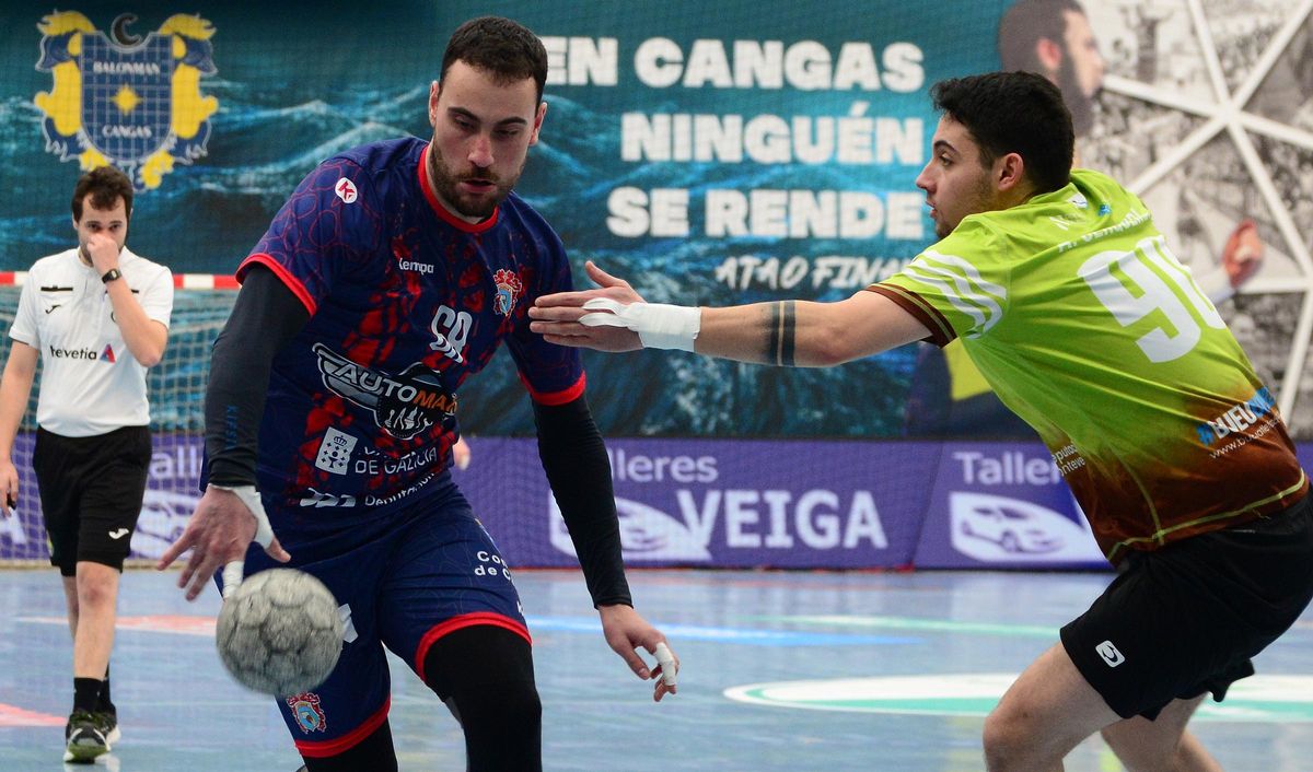 Miguel Pousa en una acción del derbi entre el Automanía Luceros y el Bueu Atlético.