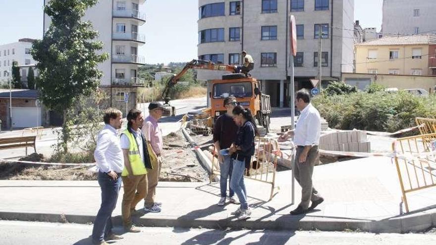 Luis Bará y Alberto Oubiña visitaron ayer las obras. // Santos Álvarez