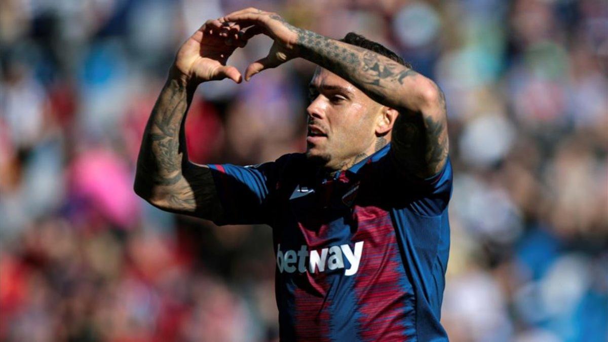 Roger Martí, celebrando un gol con el Levante