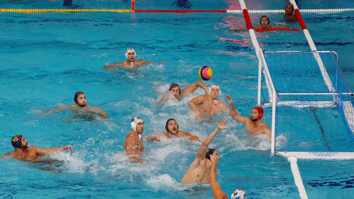 La selección española de waterpolo masculino contra Serbia en Tokio 2020