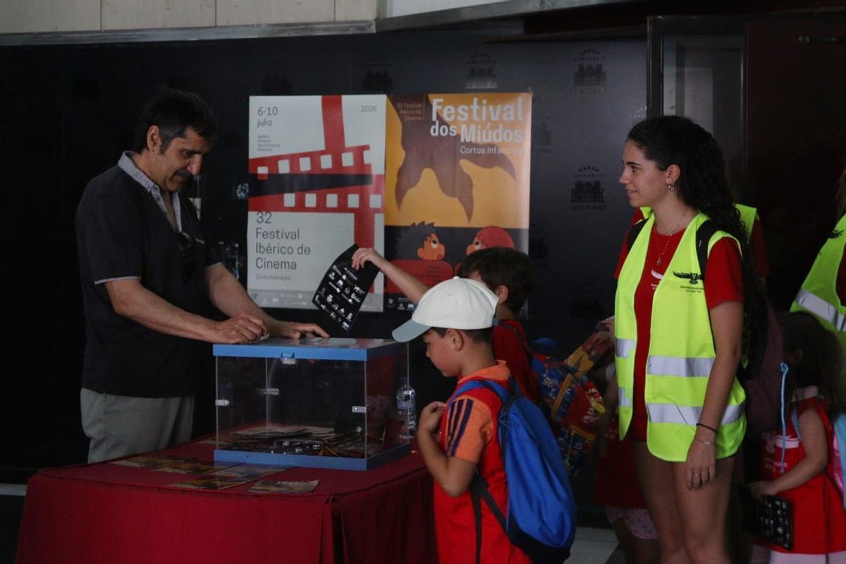 Niños votando su cortometraje favorito en el Festival dos Miúdos de Badajoz
