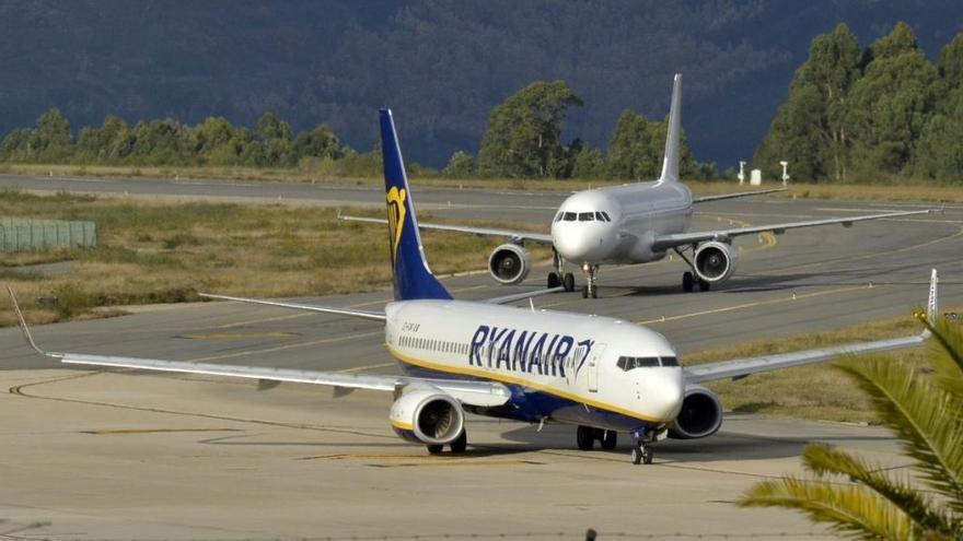 Un avión de Ryanair en Peinador. // FdV