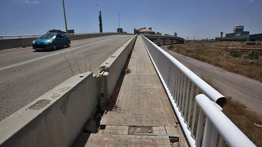 Desperfectos perfectamente visibles en el puente que se va a reparar.