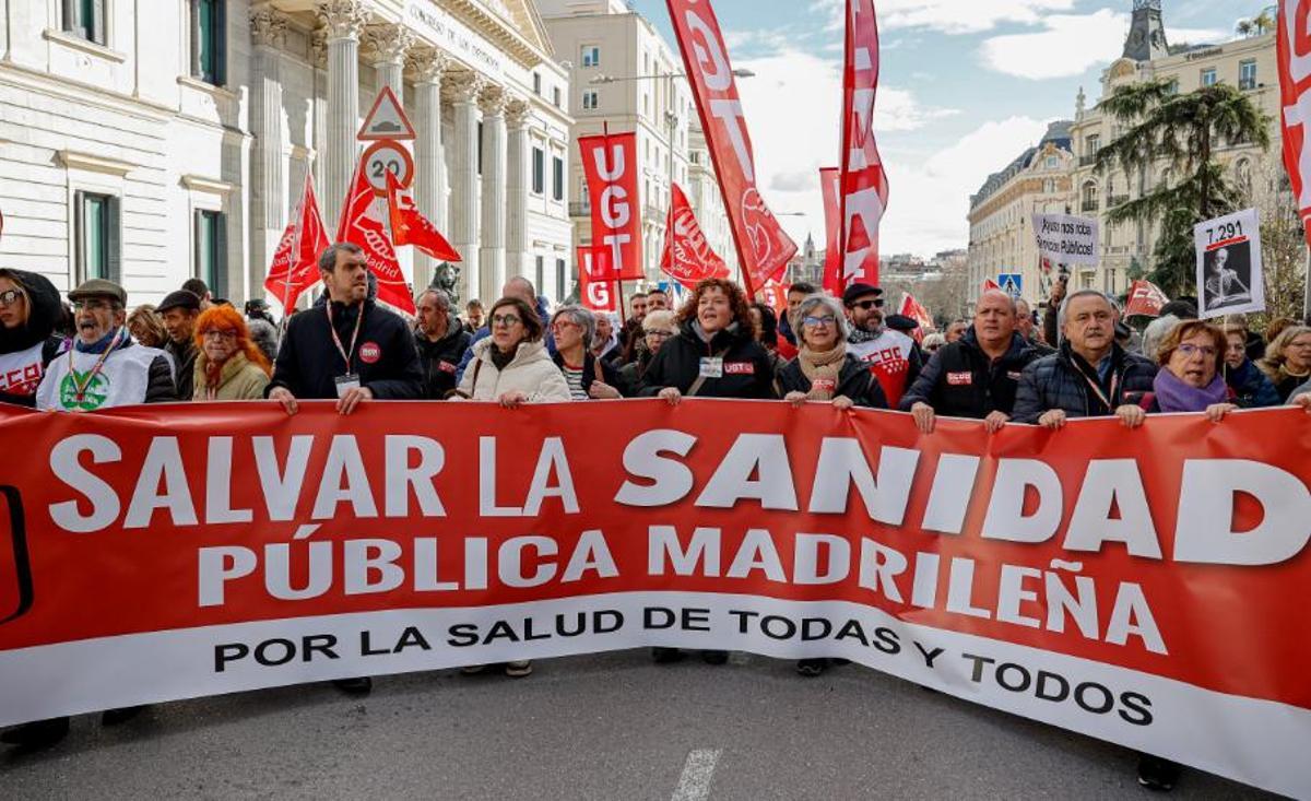 Miles de personas recorren este domingo el centro de Madrid en una manifestación contra la política sanitaria del Gobierno del PP de Isabel Díaz Ayuso, en una marcha convocada por sindicatos y asociaciones vecinales para denunciar el deterioro del sistema sanitario madrileño. La marcha, que ha comenzado a las 12:00 horas frente al Ministerio de Sanidad bajo el lema 'Salvar la sanidad pública madrileña. Por la salud de todas y todos', reúne a profesionales sanitarios, pacientes y ciudadanos que llevan pancartas contra la privatización de la Sanidad en Madrid y en las que se puede leer "la sanidad no se vende, la sanidad se defiende".