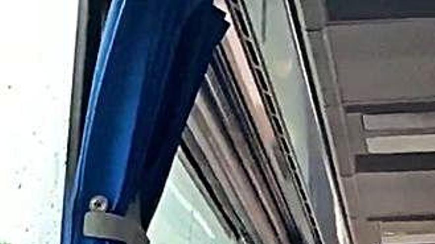 En el vídeo es poden veure dues goteres al sostre de l&#039;autobús