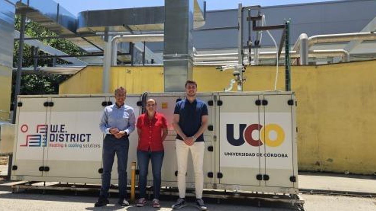 Manuel Ruiz de Adana, María Jesús Romero Lara y Francisco Comino junto al prototipo RACU conectado en un edificio del campus Rabanales