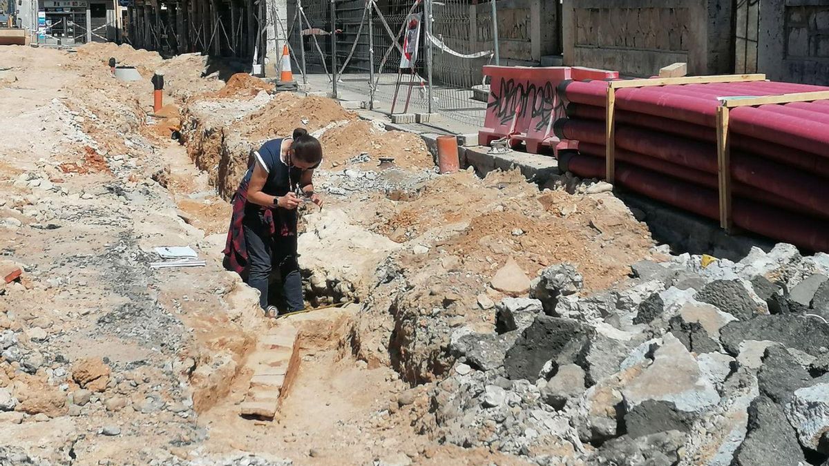 La arqueóloga documenta los vestigios localizados en la plaza durante la ejecución de las obras. | M. J. C.