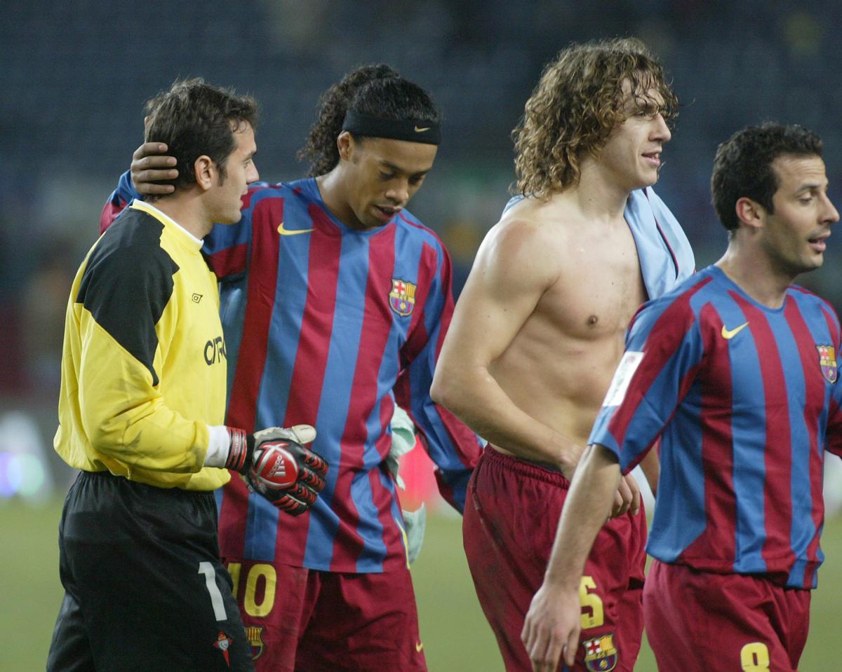 Esteban y Ronaldinho, tras un partido de Liga
