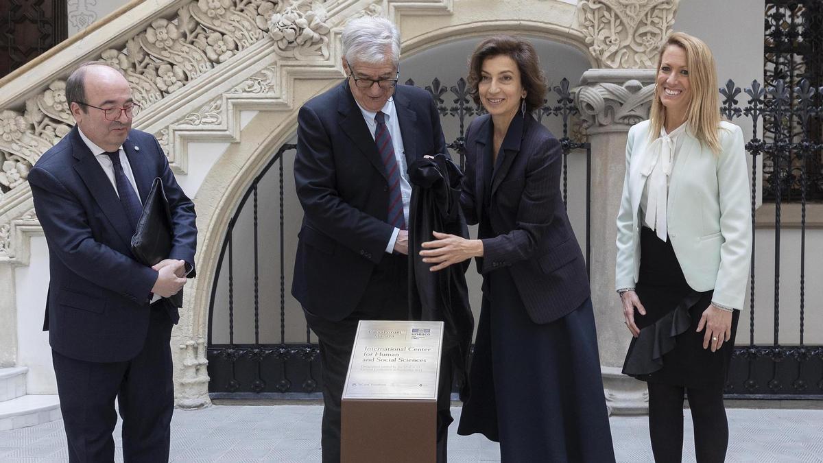 De izquierda a derecha, Miquel Iceta, embajador delegado permanente de España en la Unesco; Juan José López Burniol, vicepresidente de la Fundación 'la Caixa'; Audrey Azoulay, directora general de la UNESCO; y Maria Eugènia Gay, segunda teniente de alcaldía del Área de Derechos Sociales, Cultura, Educación y Ciclos de Vida del Ajuntament de Barcelona.