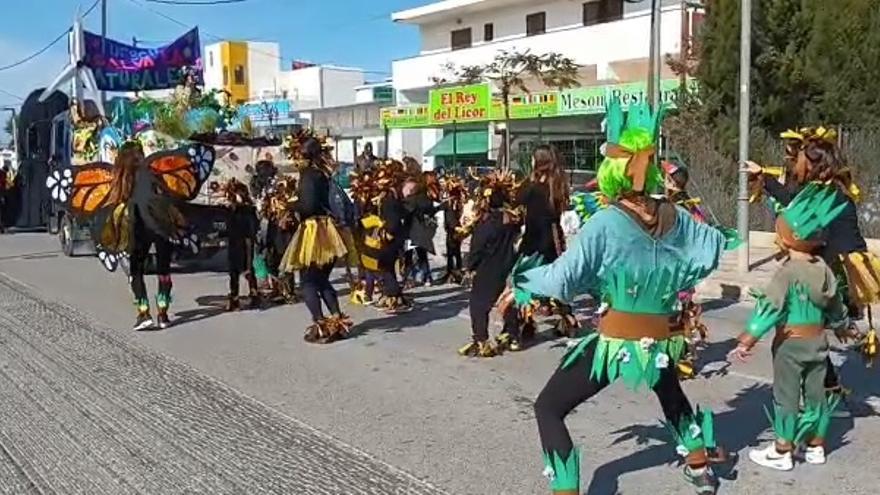 Carnaval en Ibiza: Una colorida rúa recorre Cala de Bou con récord de participantes