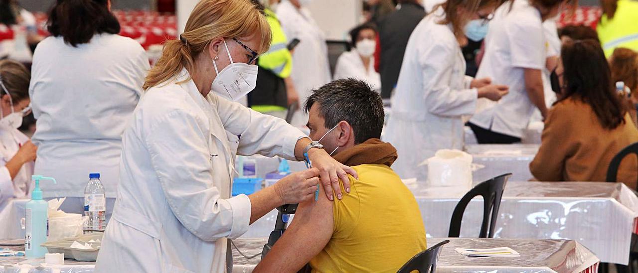 Una enfermera administra una dosis de la vacuna de AstraZeneca en Vigo.