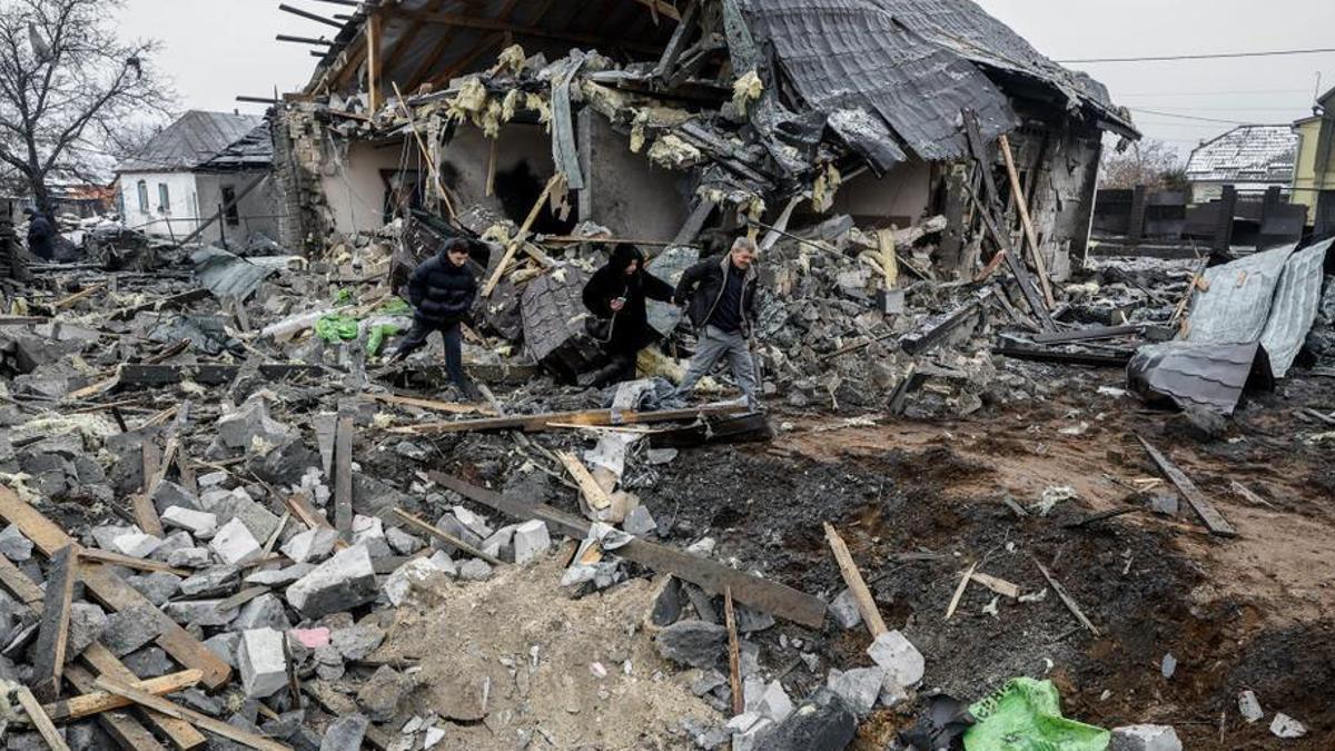 Imagen de archivo de una casa dañada por un ataque con misiles rusos en Kiev, Ucrania.