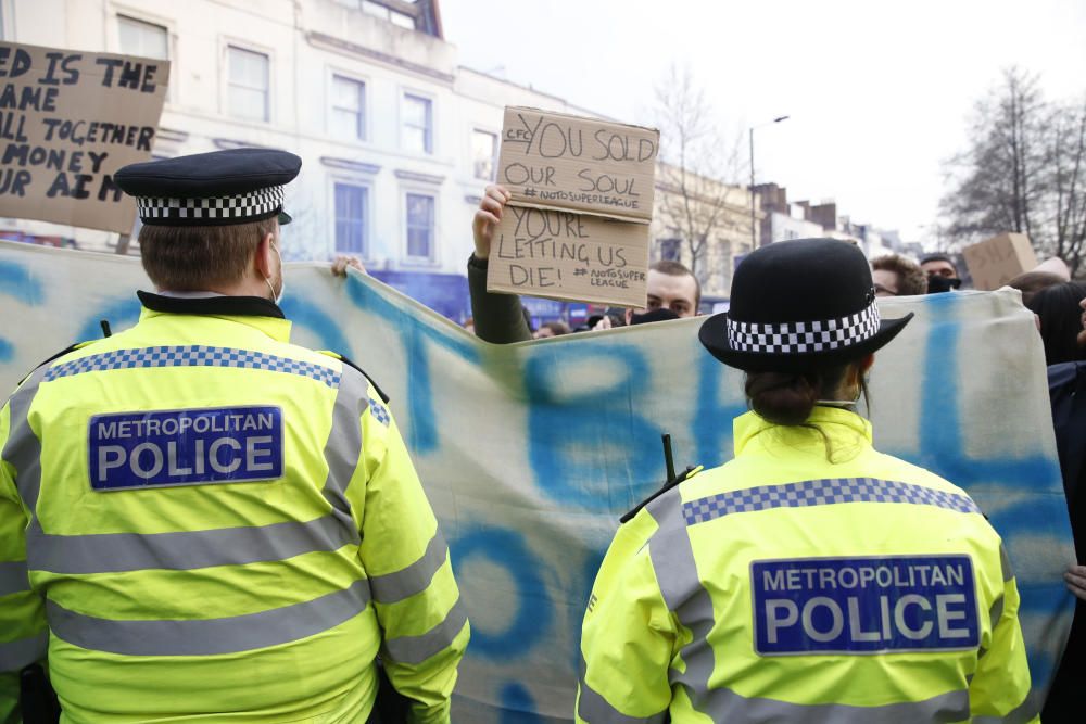 Manifestaciones en Stamford Bridge de los aficionados del Chelsea contra la Superliga