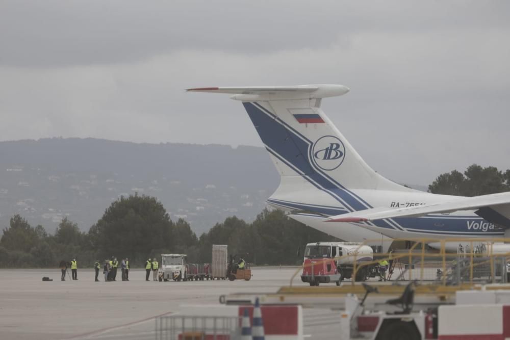 Llega a Mallorca un avión ruso cargado de material sanitario