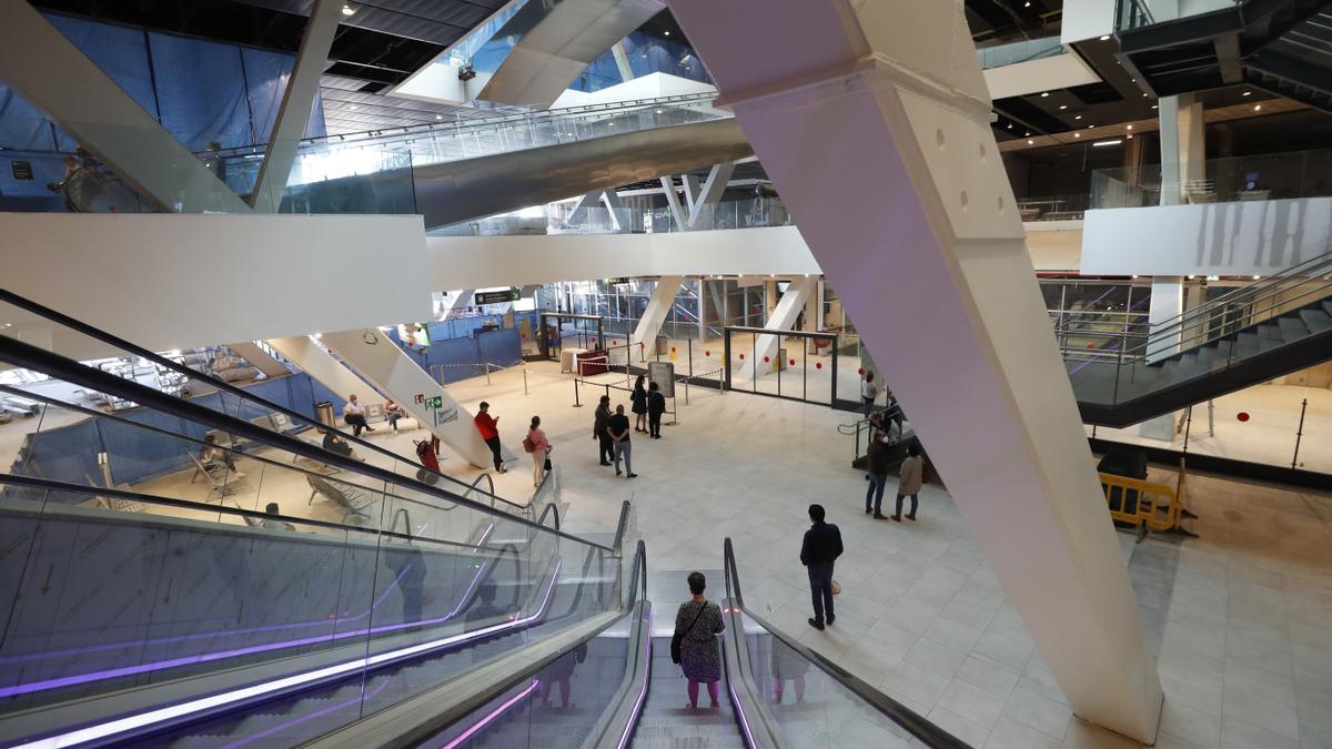 Interior de la estación de Vigo-Urzáiz, engarzada en el complejo Vialia.