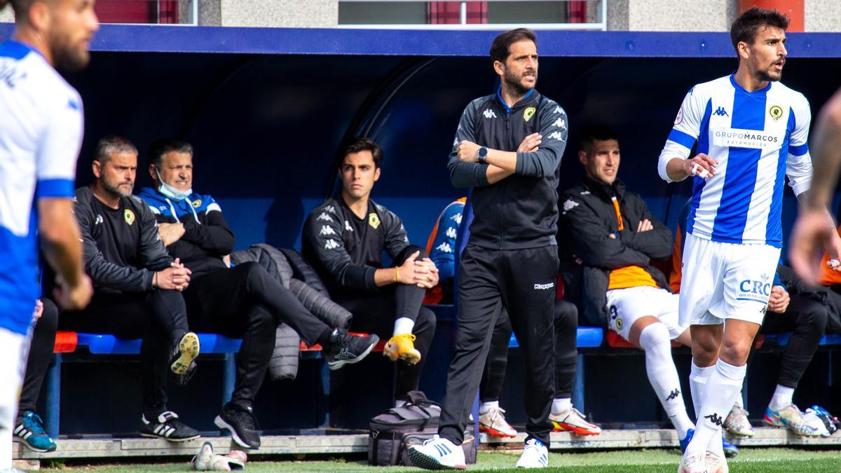 Sergio Mora mira desafiante el desarrollo del partido contra el Levante B, en Buñol, con Diego Jiménez delante.