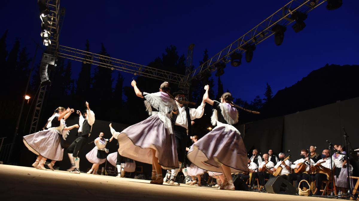 Actuación del Grup de Danses Xixona dentro de la programación cultural de verano.