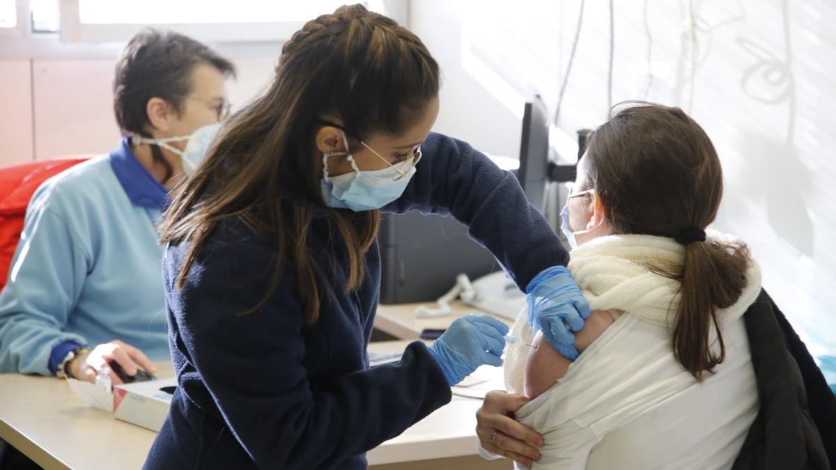 Administración de la tercera dosis de la vacuna frente al covid en el centro de salud Carlos Castilla del Pino.