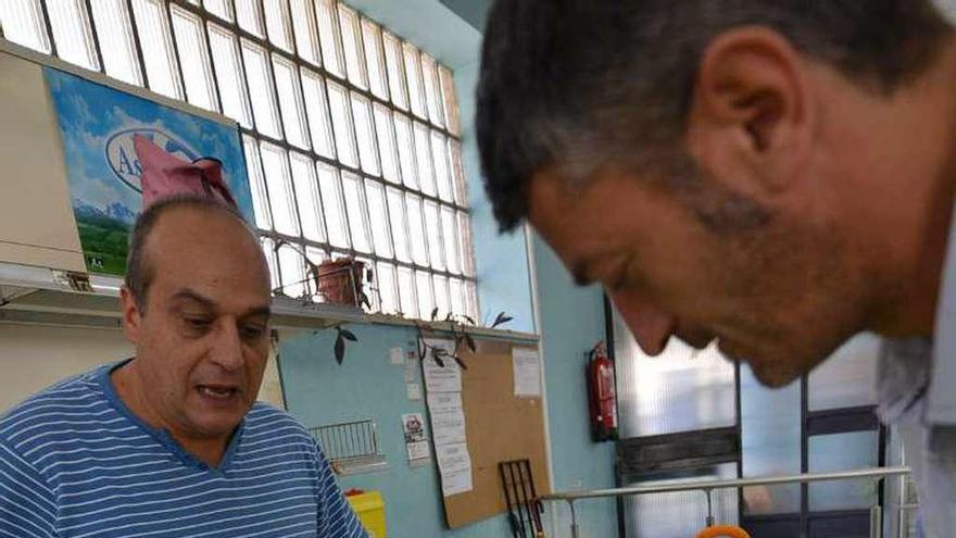 Un vecino firma durante la campaña realizada en 2013.