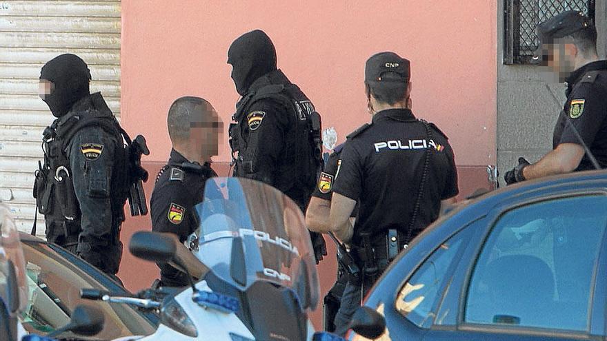 Agentes de la Policía Nacional de Alicante y una unidad de los Geos de Valencia se desplazaron para controlar al hombre atrincherado en la calle Tubería.