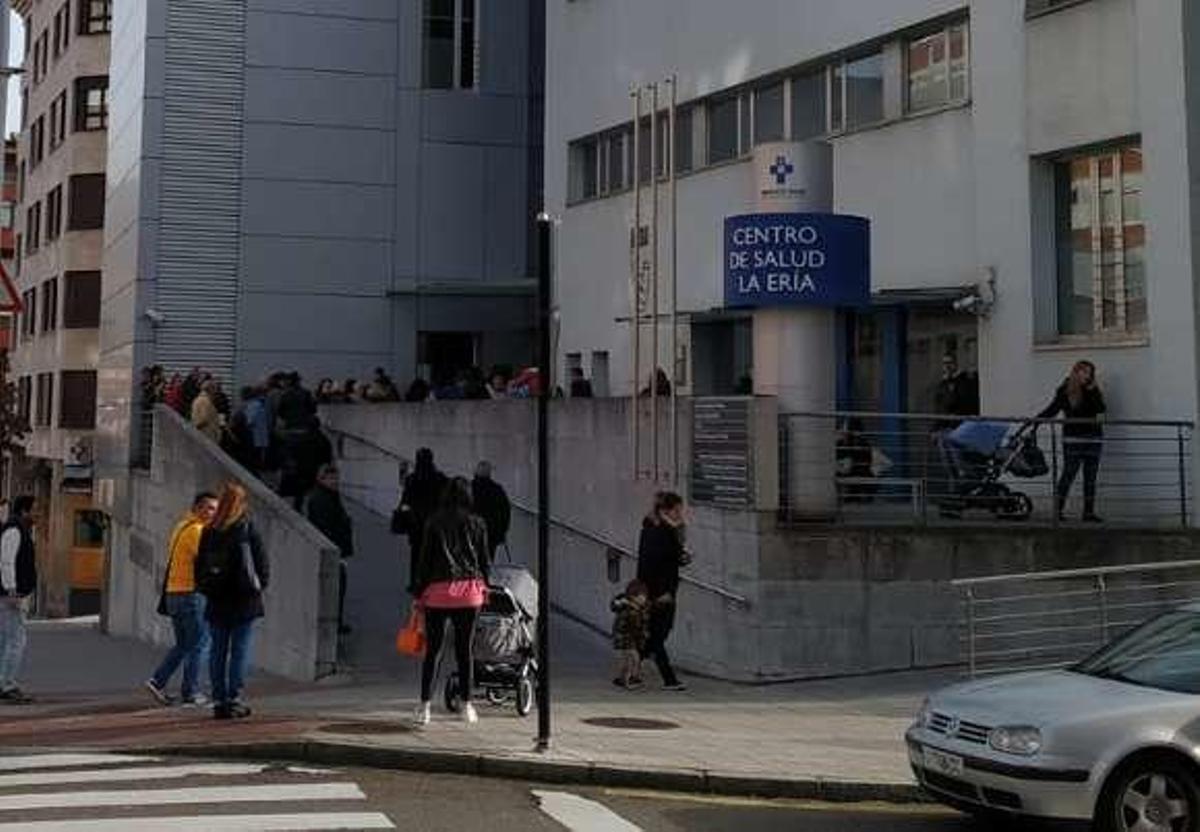 Usuarios desalojados ayer del centro de salud de La Ería.