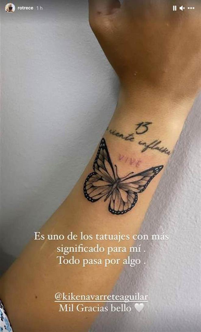 Tatuaje de una mariposa y la palabra vive de Rocio Carrasco