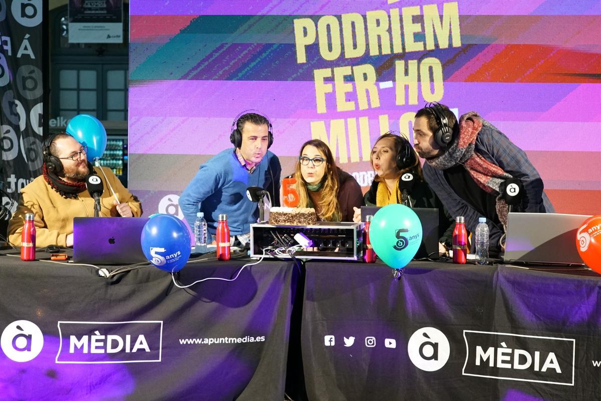 Equipo de la ràdio de À Punt celebrando el quinto aniversario de la emisora pública valenciana.
