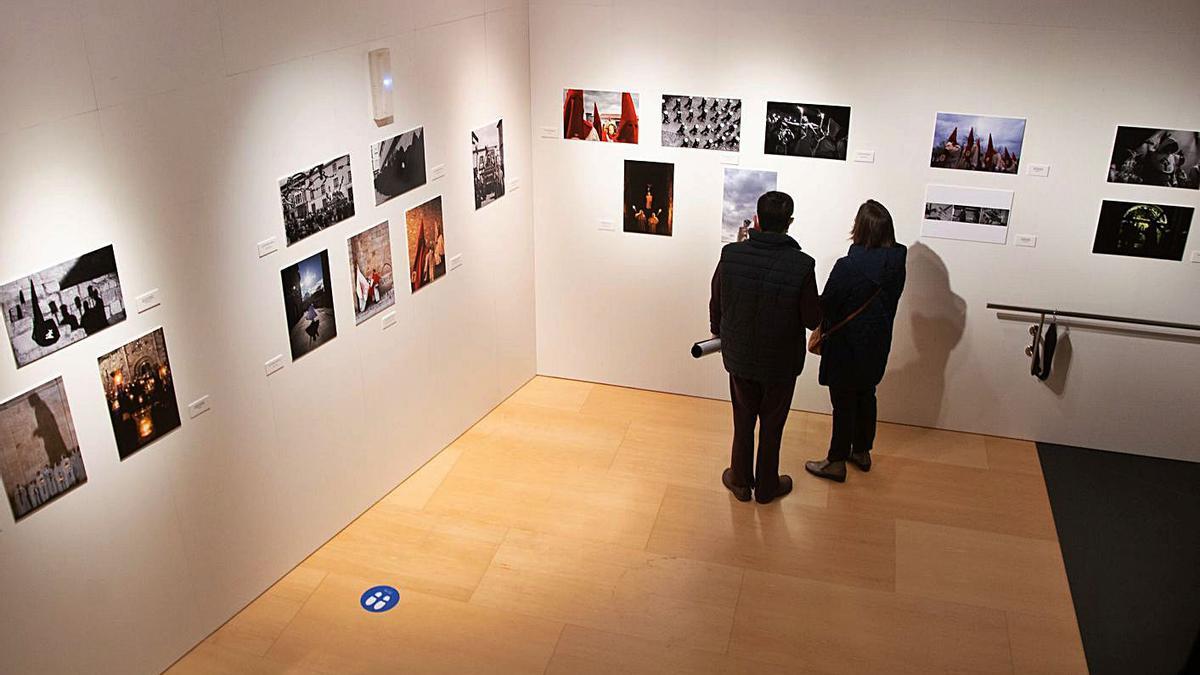 Exposición fotográfica que se puede visitar en el Teatro Ramos Carrión. | Jose Luis Fernández