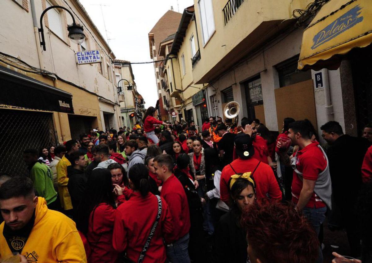 Aspecto de la calle Sancti Spíritus durante el «Tardeo». | J. A. G.