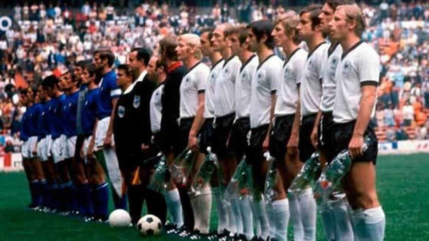 Los equipos de Italia y Alemania posan en el Estadio Azteca antes de disputar la semifinal del Mundial de 1970.