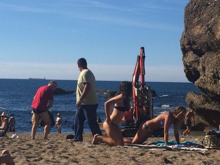 Los bañistas se levantan, indignados, obligados por una máquina en la playa de Estaño.