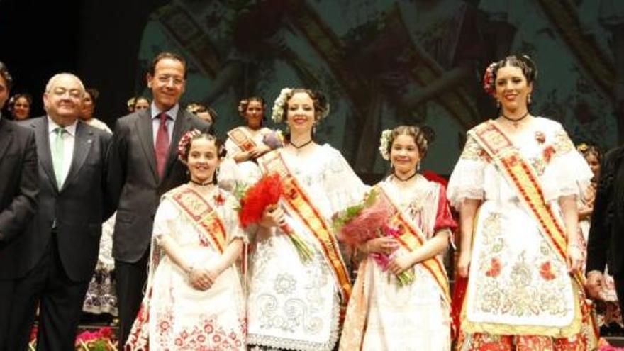 Durante la gala de la Exaltación de la Huerta se llevó a cabo la coronación de las reinas María del Carmen Martínez y Paula Bernabé.