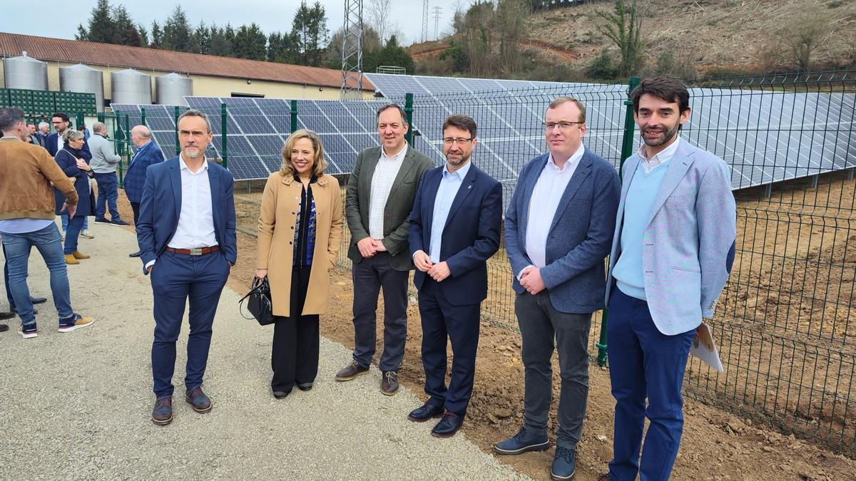 Por la izquierda, Carlos García, Belarmina Díaz, Alejandro Vega, Enrique Fernández, Tino Cortina y Pablo Suárez (MasNorte), ayer, en Sidra Cortina.