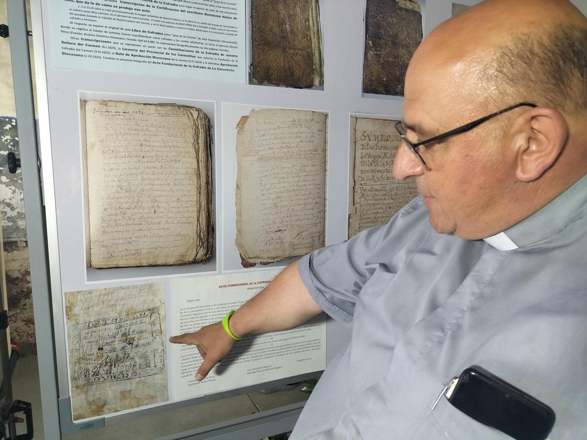 Tapia muestra una exposición histórica: los manucristos de la creación de la Cofradía del Carmen, hace 400 años