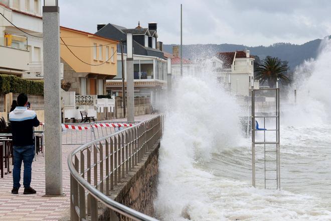 El fuerte oleaje que bate contra el paseo de Panxón