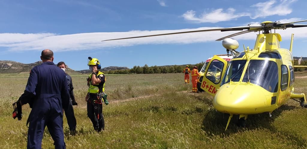 Un helicóptero rescata a un senderista en Castellar de Meca