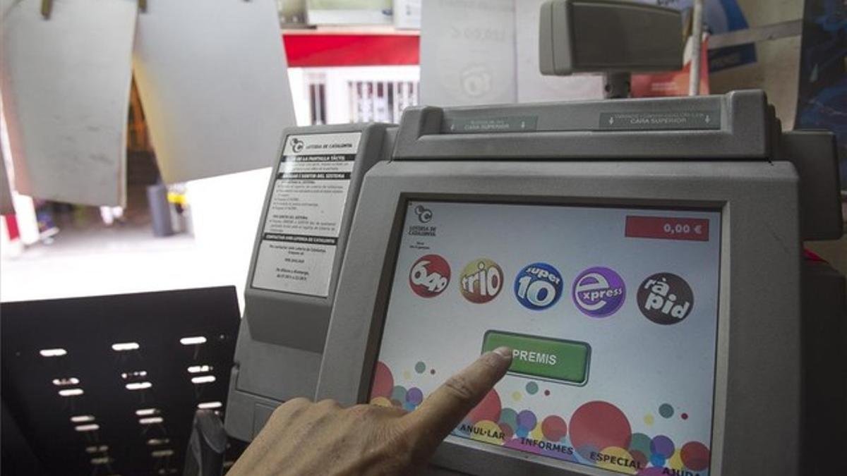 Una máquina digital de juegos de Loteria de Catalunya, en un quiosco de Barcelona