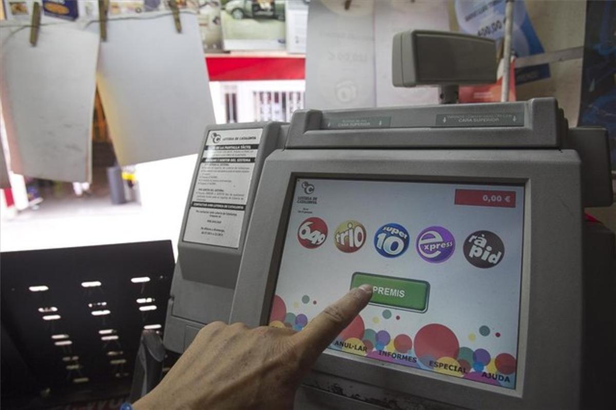 Una màquina digital de jocs de Loteria de Catalunya, en un quiosc de Barcelona. Una màquina digital de jocs de Loteria de Catalunya, en un quiosc de Barcelona.