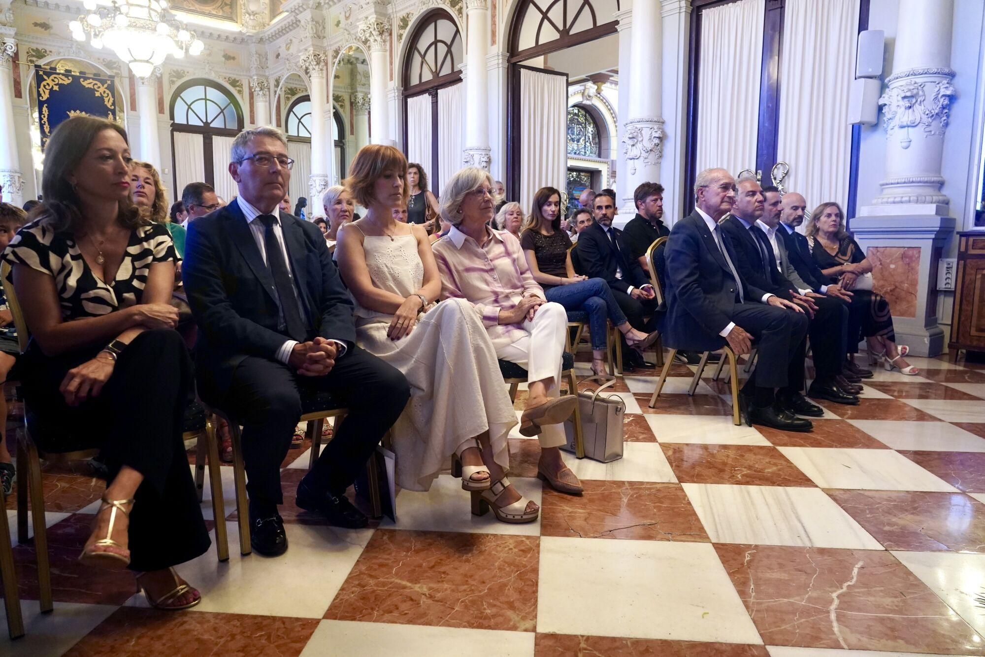  La emoción y la memoria, los momentos asociados al dolor, irrumpieron de regreso al alma de los presentes en el homenaje institucional a Martín Carpena celebrado en el Salón de los Espejos del Ayuntamiento de Málaga. En el mismo lugar en el que hace un cuarto de siglo estuvo situada la capilla ardiente en la que lo lloró su ciudad. 