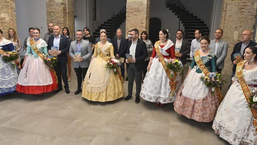 La presentación del programa de fiestas de Sant Pasqual, con el alcalde, José Benlloch, la reina y las damas