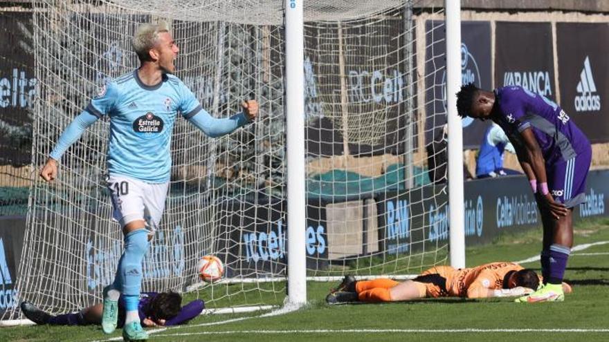 Iker Losada celebra el primer gol del Celta B ayer. // ALBA VILLAR