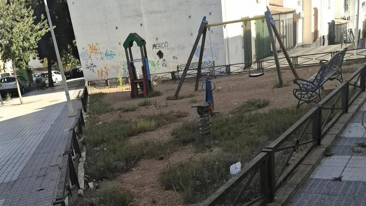 Estado que presenta el pequeño parque de Nueva Ciudad, con hierbas creciendo en el recinto y signos visibles de falta de mantenimiento.
