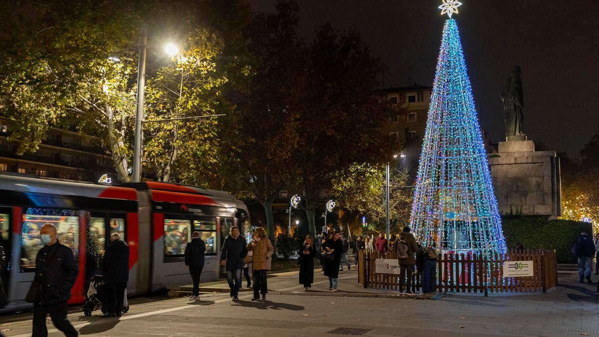 El tranvía de Zaragoza a su paso por el plaza San Francisco