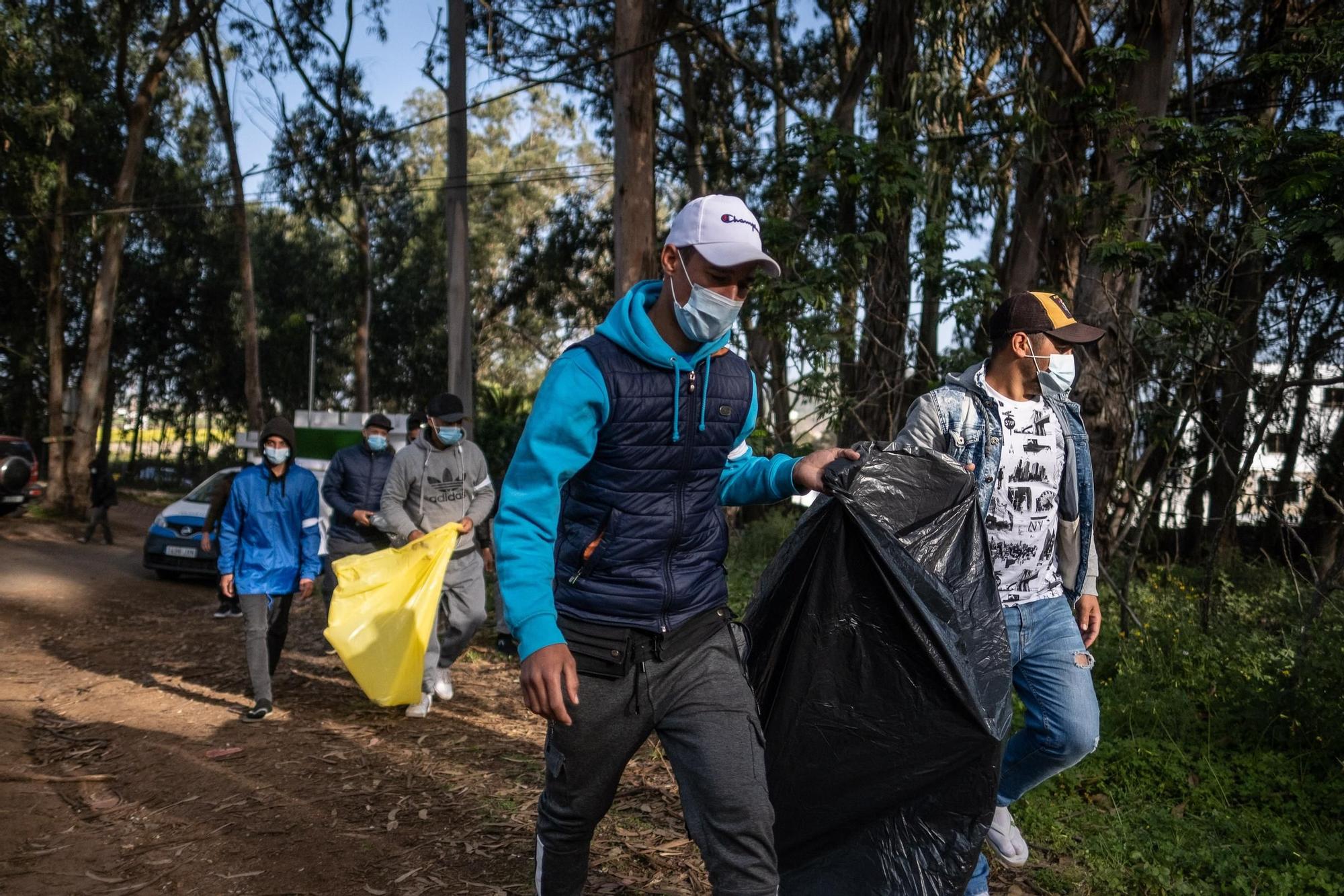 Visita de la eurodiputada Sira Rego al campamento de Las Raíces.